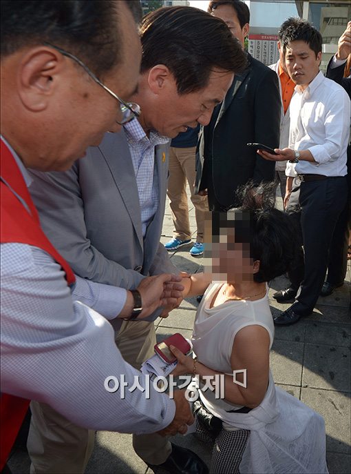 [포토]정몽준 후보 앞에 무릎 끓은 서울시민