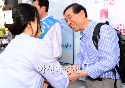 ▲배낭을 메고 선거운동에 나선 박원순 새정치민주연합 후보가 시민과 인사를 나누고 있다. 