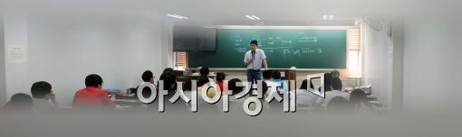 [포토]5급 공채 단계적 축소, 공부하는 고시생들