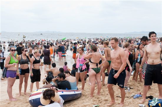 지난해 여름 대천해수욕장 '보령머드축제'에 참가한 외국인 피서객들