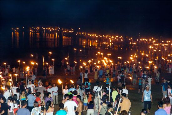 지난해 여름 보령 무창포해수욕장에서 열린 '신비의 바닷길 축제' 모습 