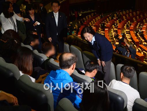 [포토]세월호 희생자·실종자 가족들에게 인사하는 박영선 원내대표 