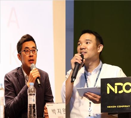김정주 NXC 회장(오른쪽)과 박지원 넥슨코리아 대표