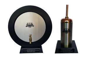 오비맥주가 '2014 호주국제맥주품평회'서 챔피언 트로피를 받았다.