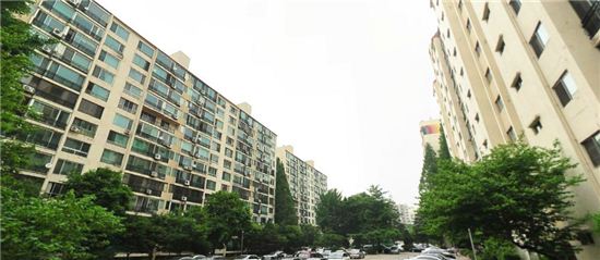 사업속도를 높이기 위해 특별건축구역 지정을 준비 중인 잠실우성 아파트 전경. 