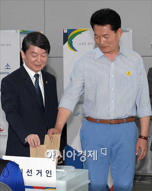 [포토]투표하는 안철수·송영길