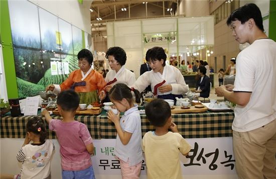 <김대중컨벤션센터에서 열리고 있는 '광주국제차문화전시회'의 보성군 홍보관에서 어린이들이 보성차를 마시고 있다.>