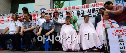 [포토]농약급식 규탄,삭발식 하는 어버이연합