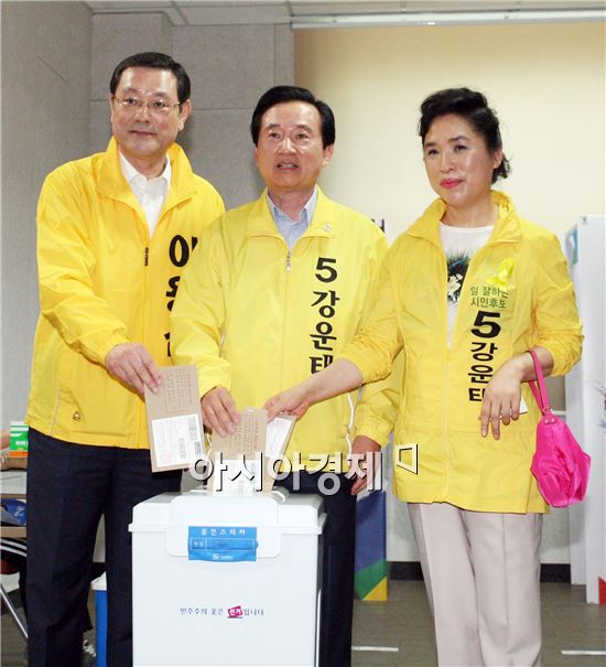 사진투표하는 강운태 시장 후보와 이용섭 상임선대위원장
