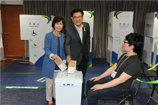 유덕열 동대문구청장 후보와 부인 정승교씨가 사전투표를 하고 있다. 