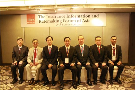 대만 타이페이에서 열린 '제3회 아시아 보험정보 및 요율산출 포럼(IIRFA)'에 참석한 관계자들이 기념촬영을 하고 있다. 