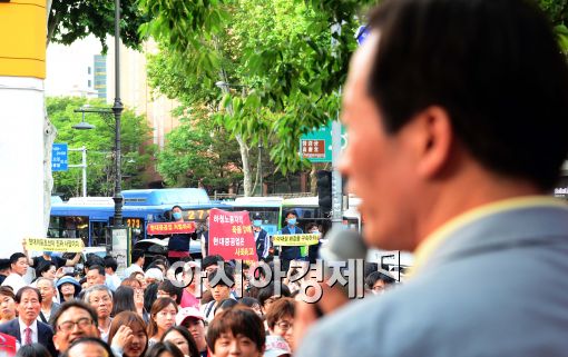 [포토]침묵시위하는 현대重 사내하청업체 지회 회원들