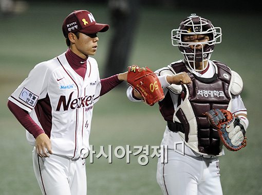 [포토]하영민-임태준 배터리, '승리를 향한 하이파이브'