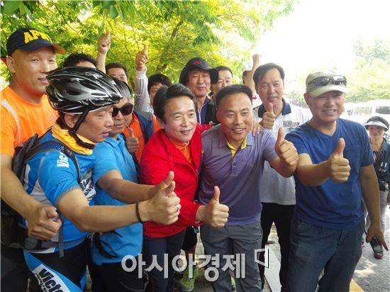 남경필 새누리당 경기도지사 후보(가운데)가 31일 경기도 수원 광교산 입구에서 시민들과 함께 "기호 1번"을 외치고 있다.
