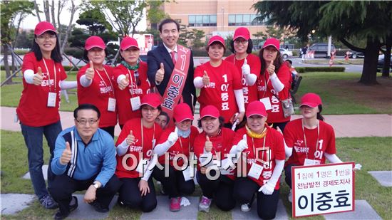 이중효 전남지사 후보가 선거운동원과 함께 파이팅을 외치고 있다.