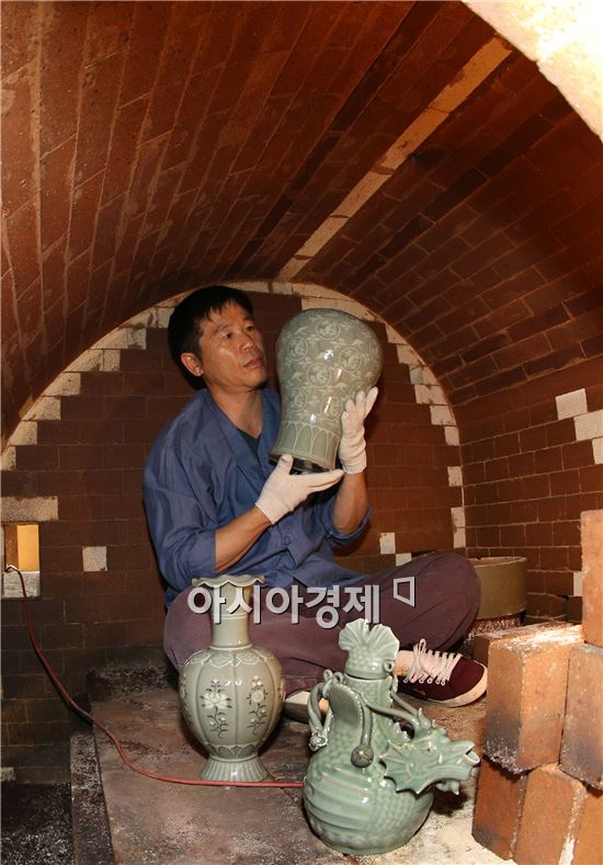 [포토]전통 가마서 나온 천년의 빛