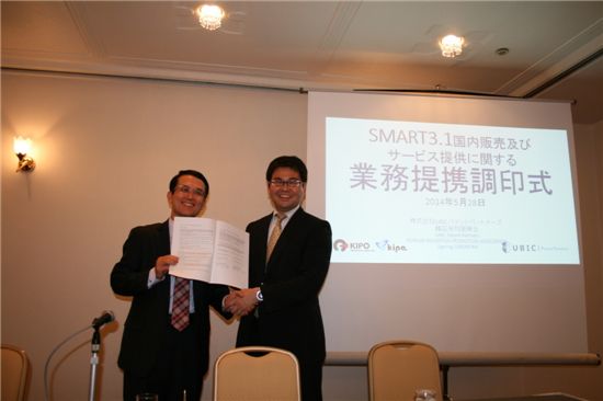 조은영(왼쪽) 한국발명진흥회 부회장과 하지메 시라사카 유빅-페이턴트 파트너스 대표이사가 특허분석평가시스템 ‘SMART3.1’의 일본시장 진출협약서에 서명한 뒤 기념사진을 찍고 있다.