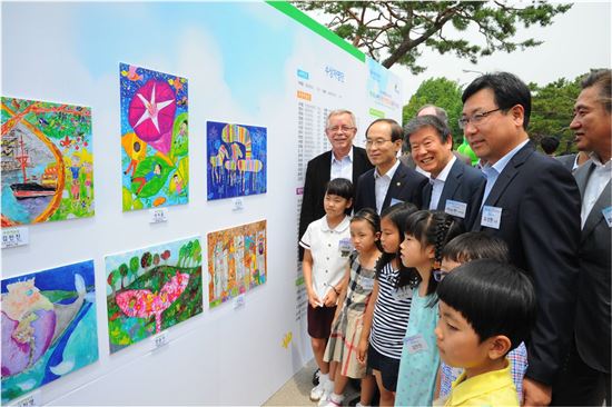 홈플러스, 청와대서 '어린이 환경 그림 공모전 시상식' 열어
