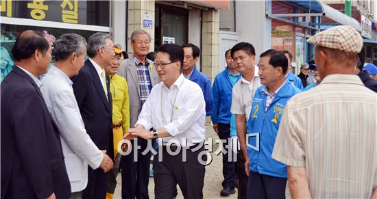 안병호 함평군수후보 지원유세 나선 박지원 의원이 주민들과 악수를 하면서 안병호 후보 지지를 호소하고잇다.