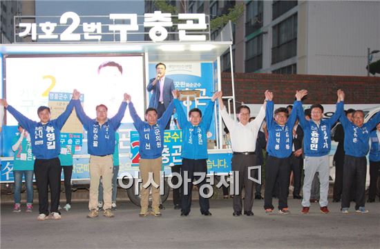 박지원 전 원내대표가 청전아파트 앞에서 구충곤 후보 지지를 호소했다.
