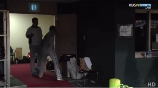 LG 우규민, 글러브 던지며 '폭발'…스트라이크·에러 판정에 분노 누적?