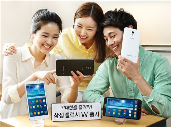 2일 서울 삼청동의 한 카페에서 삼성전자 모델이 7인치 대형 화면을 탑재한 '폰블릿(스마트폰+태블릿)' 신제품 갤럭시W를 소개하고 있다. 갤럭시W는 3일 SK텔레콤을 통해 출시된다.
