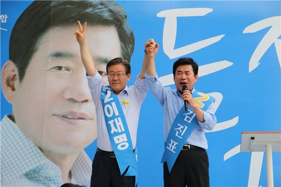 김진표 새정치민주연합 경지지사 후보(오른쪽)가 지난달 31일 성남에서 같은 당 이재명 성남시장 후보와 함께 지지를 호소하고 있다.