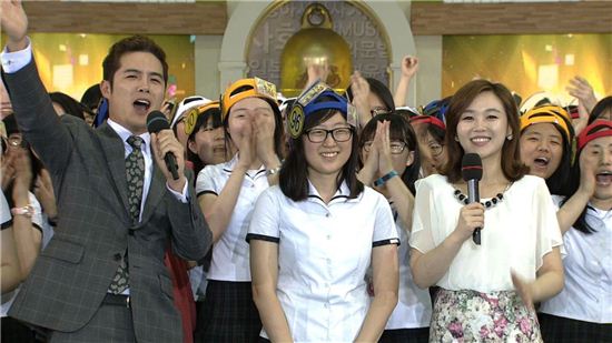 ▲전북여고 학생들이 100번째 골든벨을 울린 김희주 학생(가운데)을 둘러싸고 환호하고 있다. 