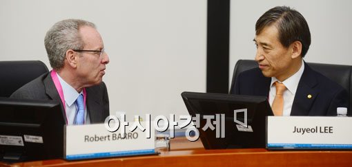 [포토]대화 나누는 로버트 배로 교수-이주열 총재 
