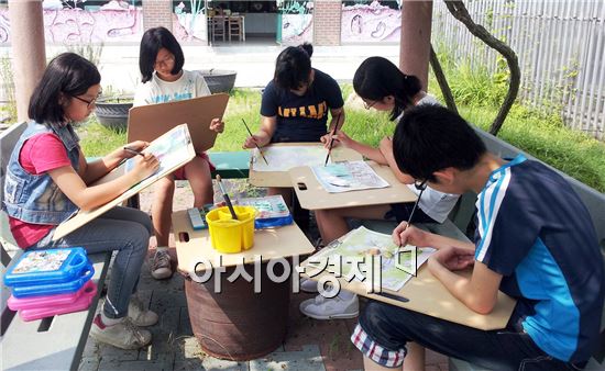 지난해 열린 제4회 멸종위기 야생 동·식물 그림그리기 대회에 참여한 아이들이 그림그리기 삼매경에 빠져 있다.