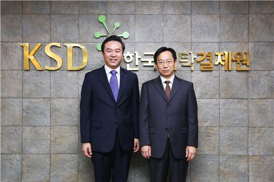 (왼쪽부터)유재훈 한국예탁결제원 사장, 메이 시윤 중국 국채예탁결제기관(CCDC) 부사장