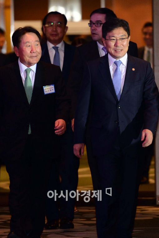 [포토]제11회 자동차의 날 행사 참석하는 윤상직 장관