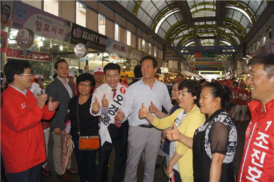 오경훈 양천구청장 후보 신영시장서 유세 벌여 