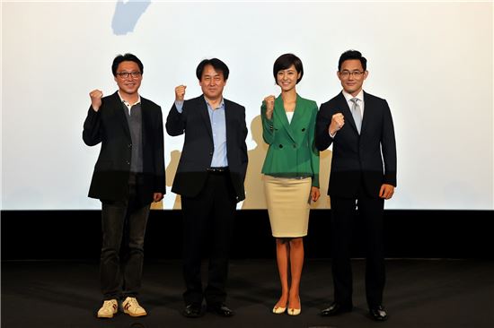 이정민 앵커(오른쪽에서 두 번째) /MBC 제공