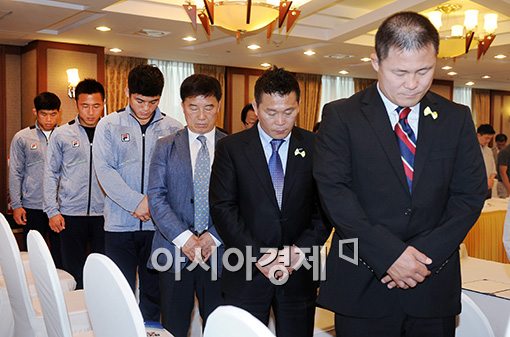 [포토]세월호 희생자를 위해 묵념하는 레슬링 선수들과 감독