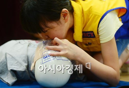 [포토]인공호흡을 할 때는 부상자의 코를 막고 