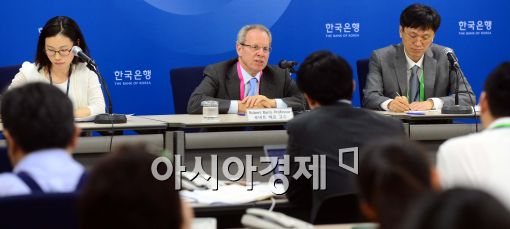 [포토]기자간담회 갖는 로버트 배로 하버드대 교수