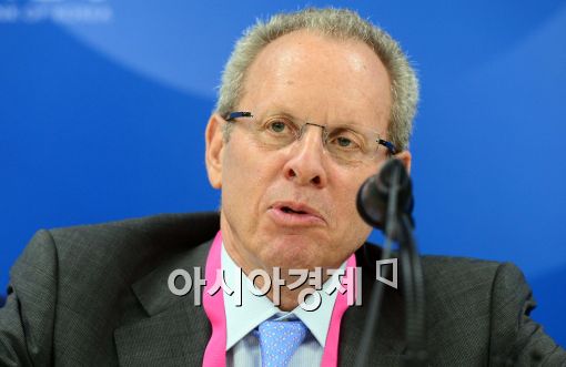 [포토]로버트 배로 교수,'한국, 경제성장률 높다'