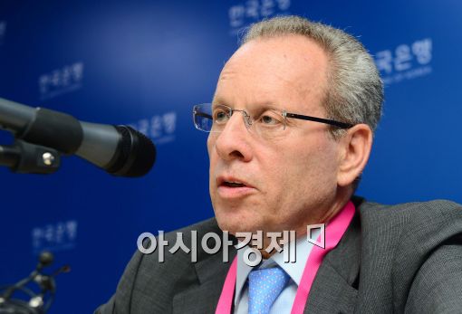 [포토]로버트 배로 교수, '韓, 경제 성장률 높아....경기 부양책 필요 없다'