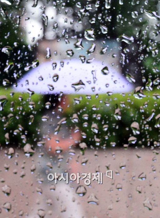 [포토]비 내리는 서울 거리