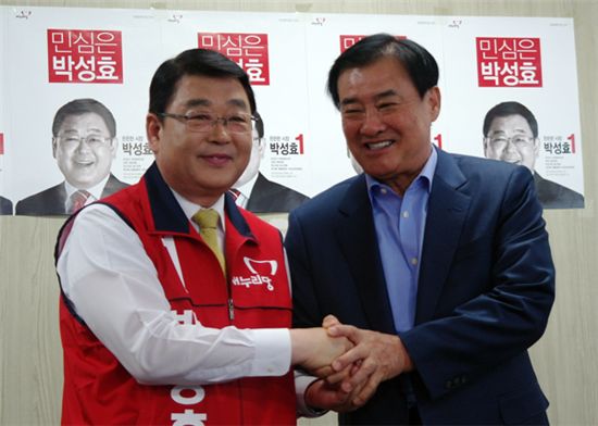 강창희(오른쪽) 전 국회의장이 박성효 대전시장 후보의 손을 잡고 필승을 당부하고 있다.