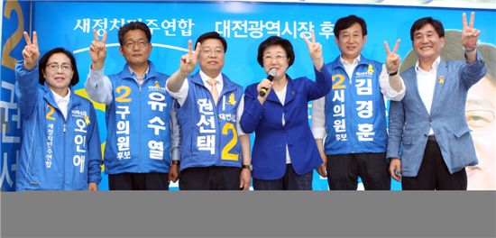 대전 태평시장에서 열린 유세 때 한명숙(왼쪽에서 4번째) 전 국무총리가 권선택 후보 지지를 호소하고 있다.