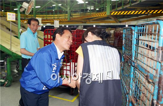 [포토]우편집중국 방문해 지지호소하는 윤장현 후보