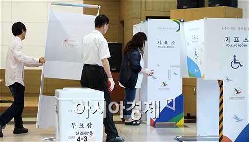 [포토]투표소 설치 '분주'