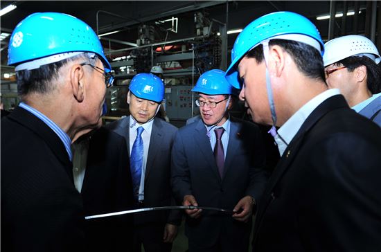 조기행 SK건설 사장(왼쪽 세 번째)이 3일 충남 천안에 위치한 협력업체 국영지앤엠을 방문해 동반성장 간담회를 개최하고 공장을 둘러보고 있다.(출처: SK건설)