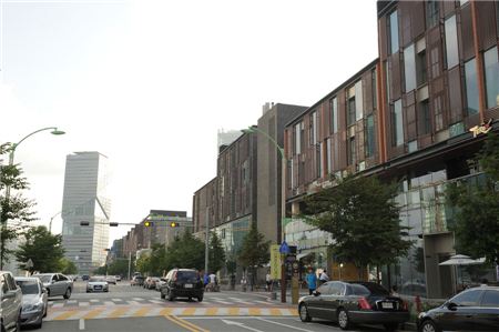 2007년 첫 입주가 시작된 송도국제도시 1공구 일대 전경. 상업시설과 주거시설 모두 조성이 마무리되면서 거주민이 크게 늘었다. /