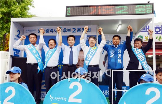 지방선거를 하루앞둔 3일 새정치민주연합 윤장현 광주시장후보는 광주시 광산구 송장 5일장에서 정동영 위원장함께  막바지 표심을 공략하면서 지지를 호소했다.  윤장현 후보와 정동영 위원장, 민형배 광산구청장 후보등이 승리를 다짐하면서 파이티을 외치고 있다. 