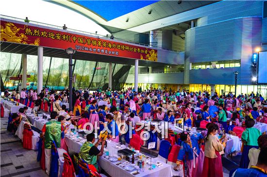 중국 크루즈 관광객 3200명이 여수박람회장서 만찬을 하고있다.