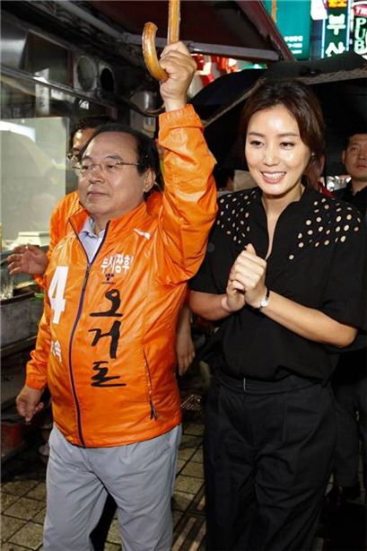 ▲오거돈 후보와 배우 김성령이 함께 거리 유세에 나섰다.(사진:오거돈 공식 페이스북)