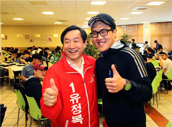 유정복 새누리당 인천시장 후보(왼쪽)가 3일 인하대학교 학생식당을 찾아 학생과 함께 화이팅을 외치고 있다. 